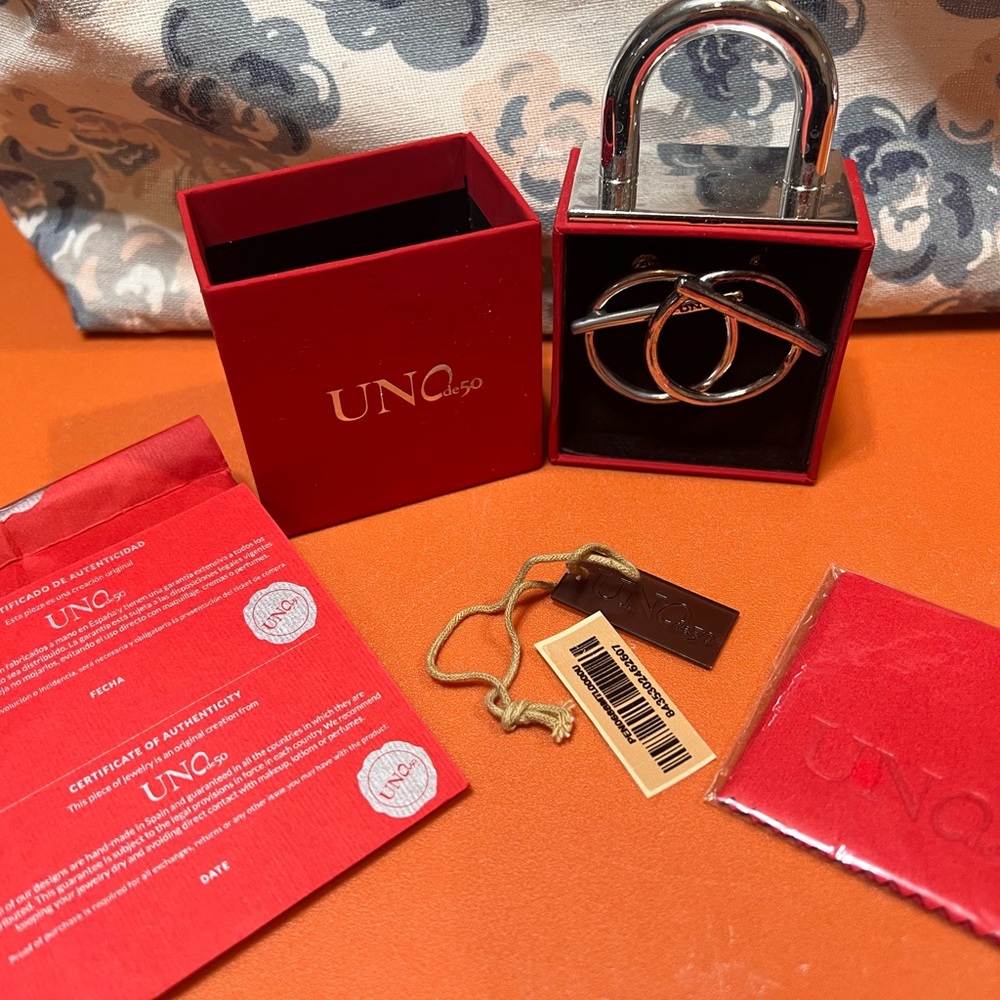 Uno De 50 switch on earrings